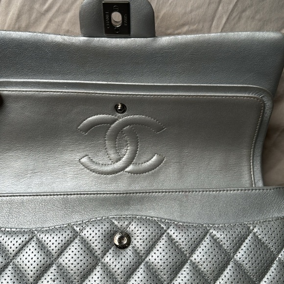 Chanel Silver Quilted Caviar Leather Medium Classic Double Flap Bag - Picture 3 of 4